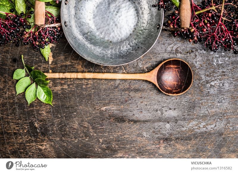 Holunder Beeren mit leeren Topf und Löffel Lebensmittel Frucht Marmelade Ernährung Bioprodukte Vegetarische Ernährung Diät Saft Stil Design Gesunde Ernährung