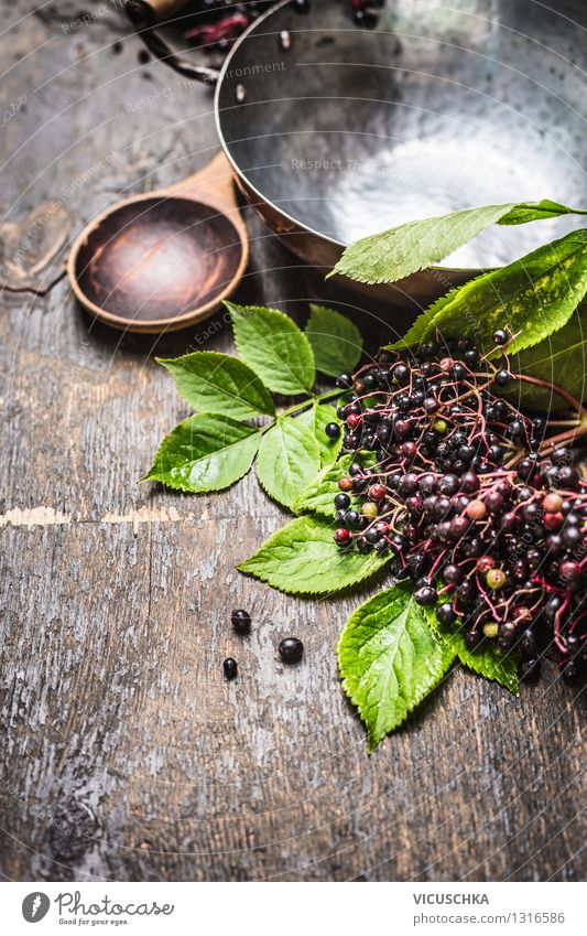 Topf, Löffel und Holunderbeeren auf rustikalem Holztisch Lebensmittel Frucht Marmelade Ernährung Bioprodukte Vegetarische Ernährung Diät Stil Design