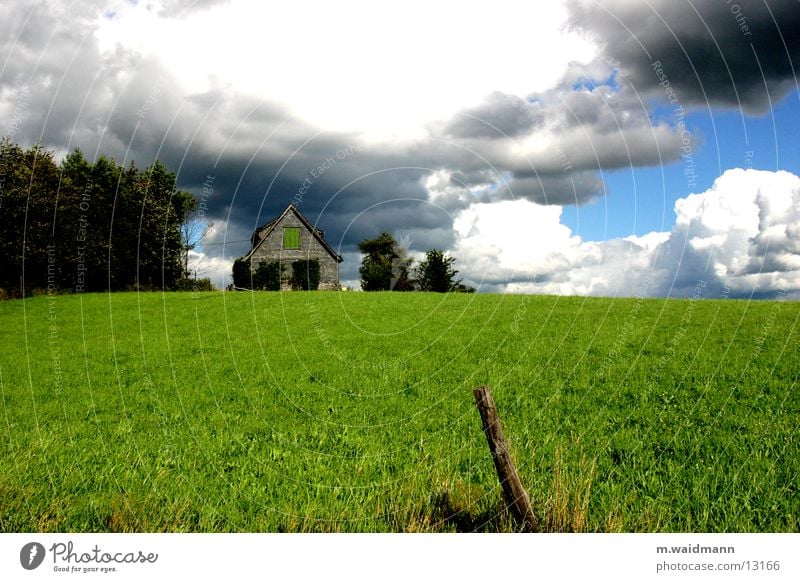 gleich donnerts Wiese Zaun Wolken Sommer grün Haus Baum Berge u. Gebirge Himmel Hütte Wind