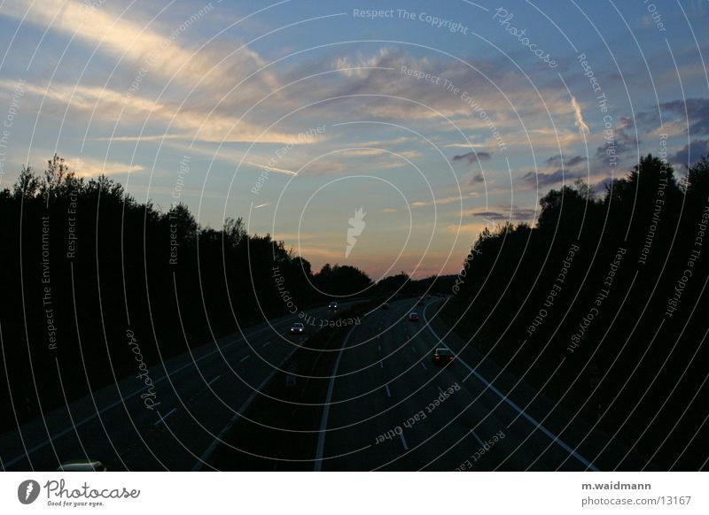 ab in den norden Wolken Baum Autobahn Spuren PKW Berge u. Gebirge Himmel Schatten Straße