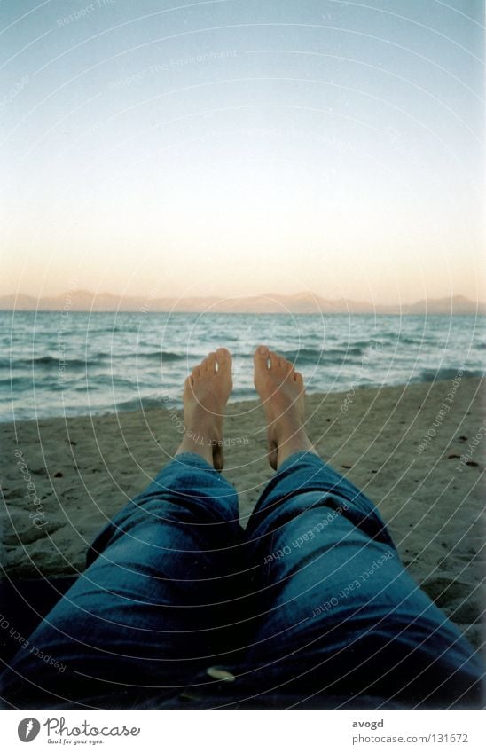 Schöne Aussicht Mallorca Sommer Meer Horizont Sonnenuntergang Strand Zehen Hose Wellen Hautfarbe Barfuß Wasser Sand Fuß Jeanshose Himmel Beine