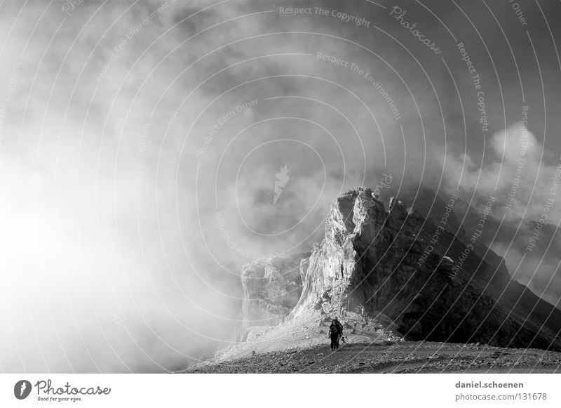 Aufstieg Gipfel aufsteigen dramatisch Schweiz Berner Oberland wandern Bergsteigen gefährlich Freizeit & Hobby Ausdauer weiß grau Wolken Hochgebirge Blüemlisalp