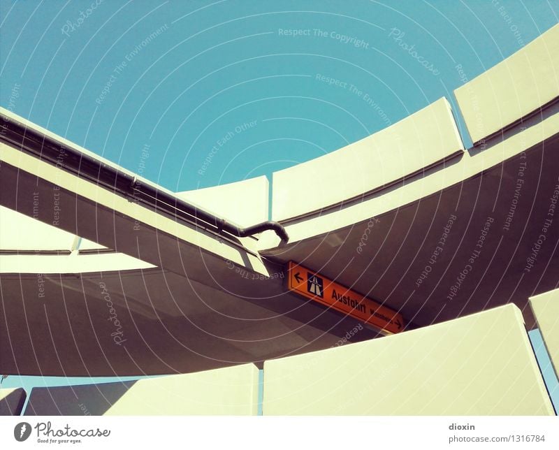 park haus 1|3 Himmel Wolkenloser Himmel Schönes Wetter Parkhaus Bauwerk Gebäude Architektur Verkehr Verkehrswege Autofahren Straße Hochstraße Verkehrszeichen