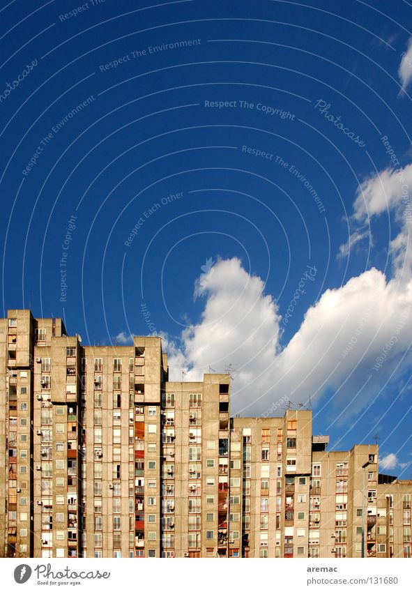 Wohnsilos Stadt Haus Hochhaus Wohnung Fassade sozial Wolken Fenster Vorstadt Belgrad Serbien Himmel Langeweile Häusliches Leben Wohnungsbau blau Architektur