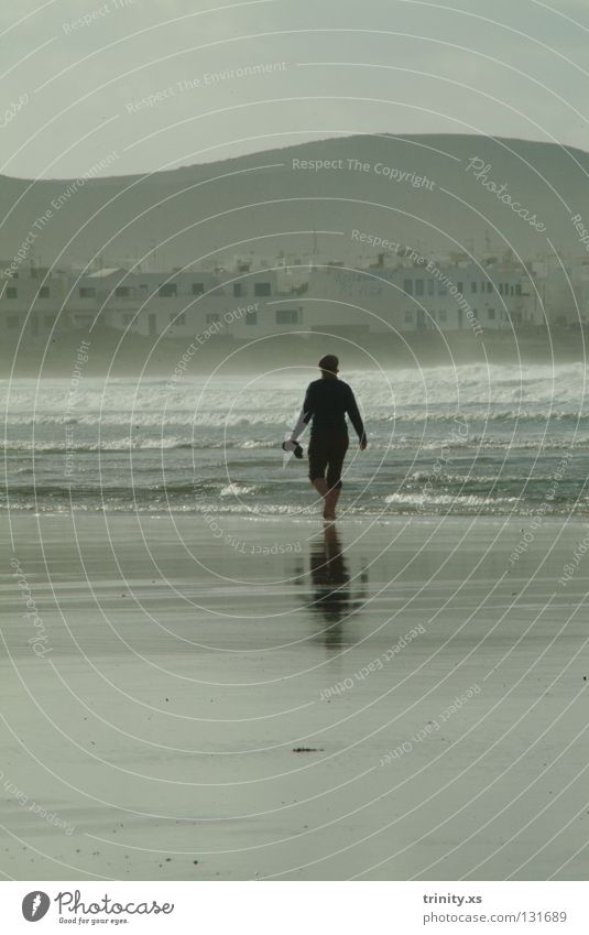 sehnsucht Strand Meer Wellen Dorf Frau Spaziergang gehen Haus Gischt Schuhe Mütze Wolken träumen schön zyan Mensch laufen Sand Wasser Landschaft Salz Hut Himmel