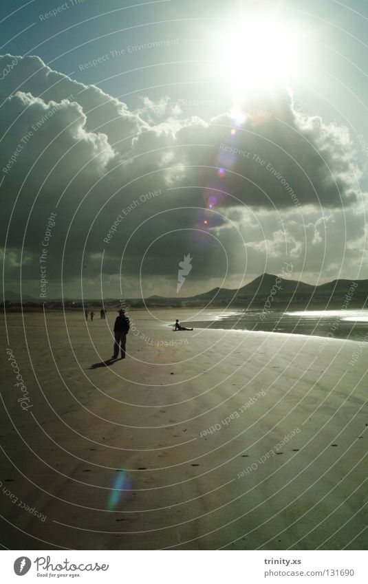 erleuchtet Strand Meer Wellen Dorf Mann Spaziergang gehen Haus Gischt Wolken träumen schön zyan Licht Reflexion & Spiegelung Mensch laufen Sand Wasser