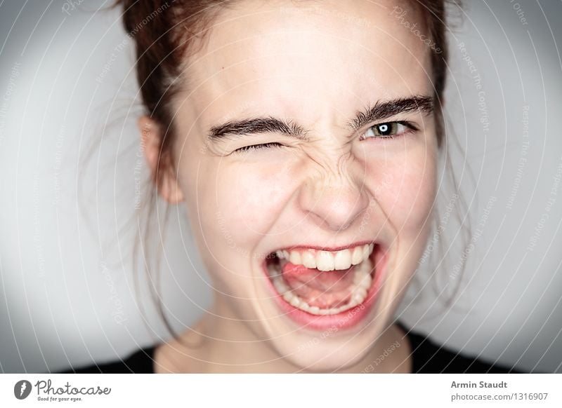 enthusiastic young woman closes an eye Lifestyle Stil schön Leben Mensch feminin Junge Frau Jugendliche Kopf 1 Kommunizieren Lächeln lachen frei Fröhlichkeit