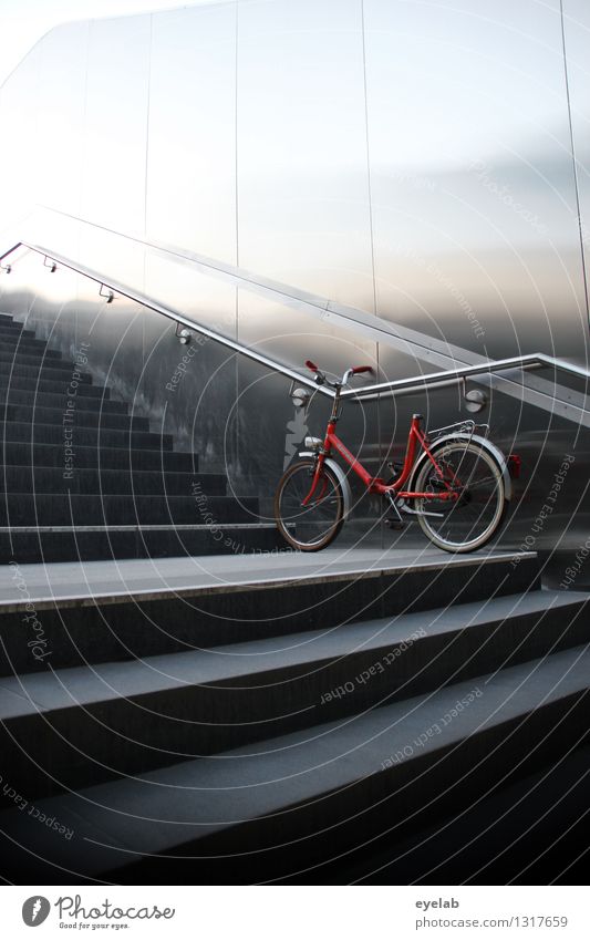 Früh geparkt Design Freizeit & Hobby Fahrradfahren Stadt Hauptstadt Stadtzentrum Menschenleer Haus Bahnhof Tunnel Bauwerk Architektur Mauer Wand Treppe Fassade