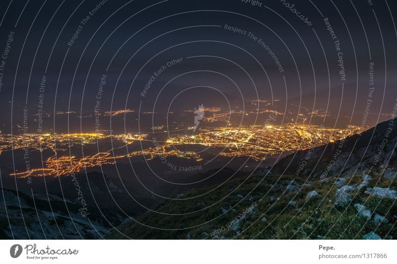 Innsbruck bei Nacht Stadt blau Alpen Berge Lichter Dämmerung Tal mehrfarbig Weitwinkel