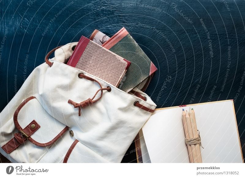 Notizbücher Bleistifte und Schultasche auf einem Desktop Tisch Bildung Schule lernen Buch Accessoire Rucksack Tasche Farbstift Notebook Farbfoto Innenaufnahme