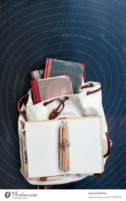 Notizbücher Bleistifte und Schultasche auf einem Desktop Tisch Schule lernen Buch Accessoire Bildung Rucksack Tasche Farbstift Notebook Farbfoto Innenaufnahme