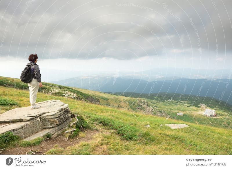 Ältere Frau, die den Bergblick betrachtet Lifestyle Glück schön ruhig Freizeit & Hobby Abenteuer Sommer Berge u. Gebirge Erfolg Mensch Erwachsene Arme Natur