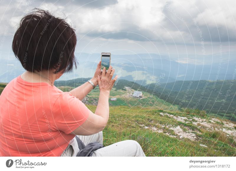 Ältere Frau, die Fotos mit Smartphone macht Lifestyle schön Erholung Berge u. Gebirge Ruhestand PDA Fotokamera Mensch Erwachsene Mann Paar Natur Landschaft