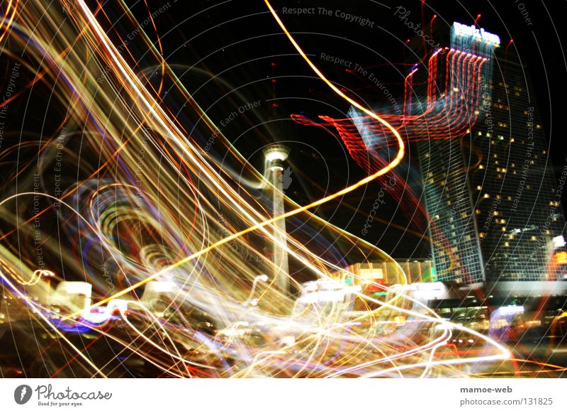 Berlin Alexanderplatz Nacht Belichtung Verkehrswege Langzeitbelichtung alex Licht Berliner Fernsehturm Stadtlicht Lichtstreifen Lichtschweif Kunstlicht