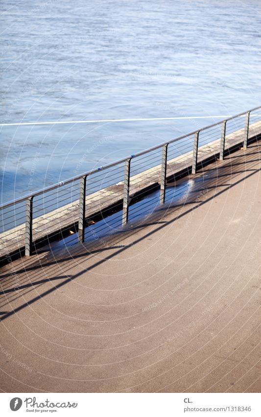 am rhein Wasser Schönes Wetter Fluss Rhein Düsseldorf Verkehr Verkehrswege Wege & Pfade Zaun Sicherheit Farbfoto Außenaufnahme Menschenleer Textfreiraum oben