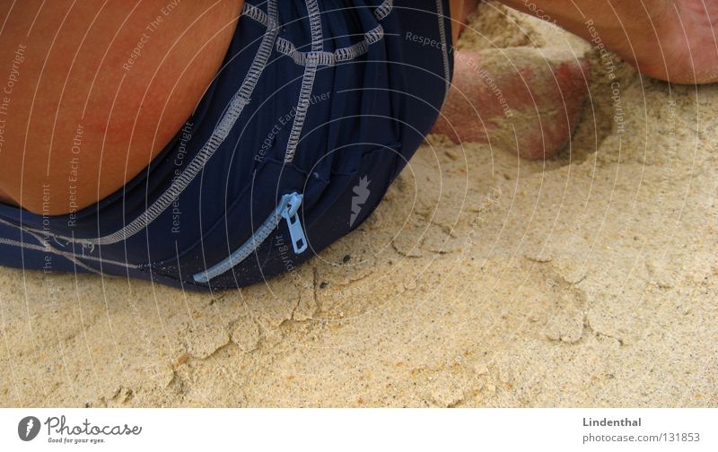 Sandsitzen Strand Badehose Ferien & Urlaub & Reisen Mann Küste blau reisverschluss Fuß Hinterteil bobbes