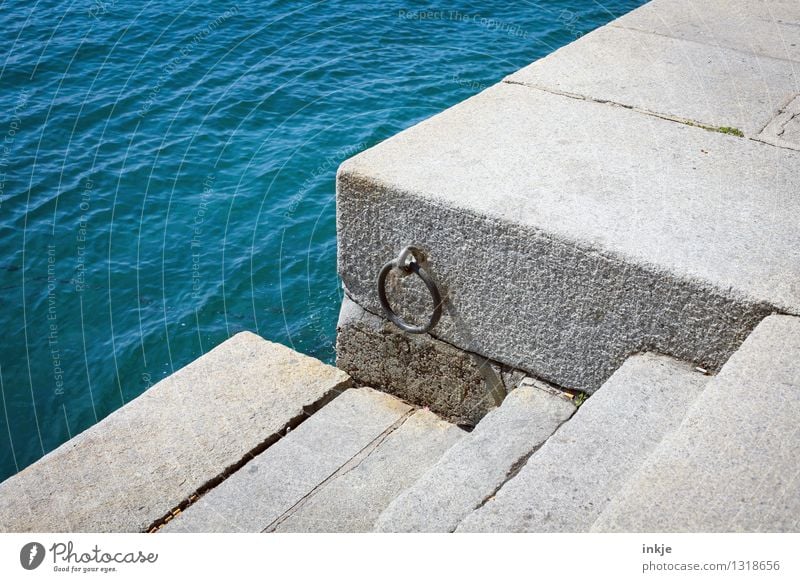 Neptuns Türklopfer Wasser Meer Hafenstadt Menschenleer Mauer Wand Treppe Schifffahrt Anlegestelle Stein Kreis Niveau einfach blau Farbfoto Außenaufnahme