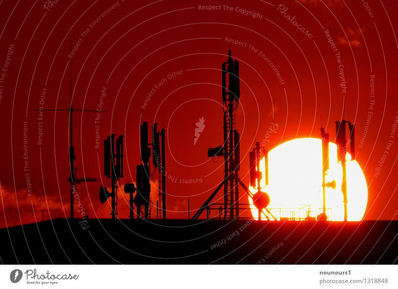 Sonnenuntergang hinter Mobilfunkmastenwald Telefon Handy PDA mobilfunk Funkmast Technik & Technologie Fortschritt Zukunft Telekommunikation