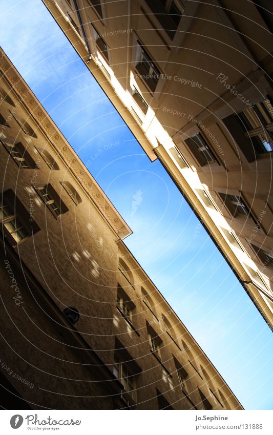 Gassenpanorama III Haus Himmel Gebäude Fenster Platzangst Stadthaus diagonal eng Meinung Fassade Wand Schatten Sonnenlicht hoch Architektur Detailaufnahme