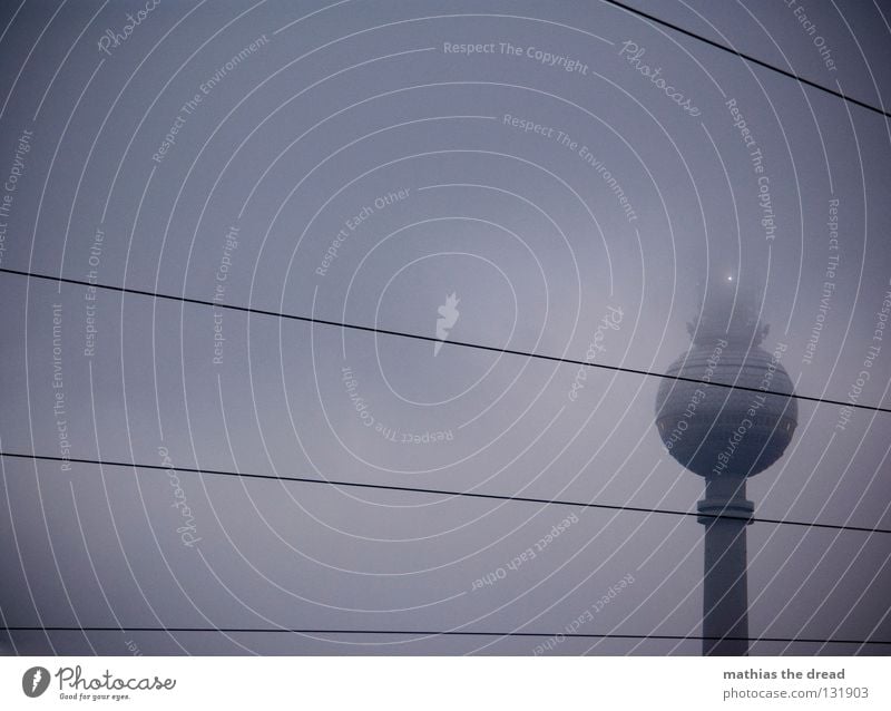 DARK SIDE OF LIFE Wahrzeichen Tourist Blick Tourismus Antenne Sender Luft dick Wolken dunkel grau nass feucht hässlich kalt verdeckt Schleier Fluchtpunkt rund