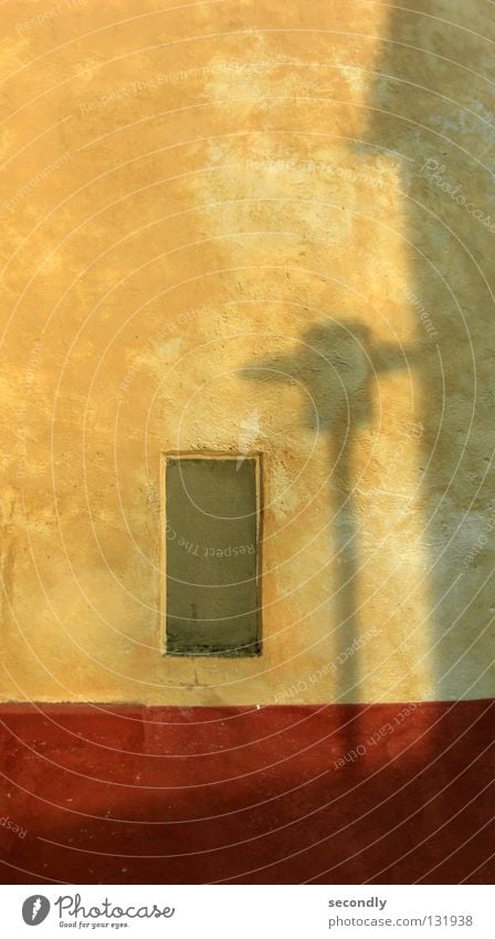 Licht und Schatten Lampe Denkmal Mauer Straßenbeleuchtung Wand rot gelb Physik Haus Vergänglichkeit Gotteshäuser Wahrzeichen Wärme Tod Ecke alt