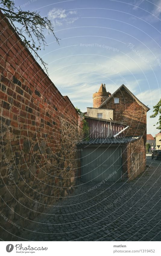 an der Stadtmauer Dorf Stadtrand Altstadt Menschenleer Haus Hütte Turm Gebäude Architektur Mauer Wand Fenster Tür Dach Dachrinne Schornstein Straße