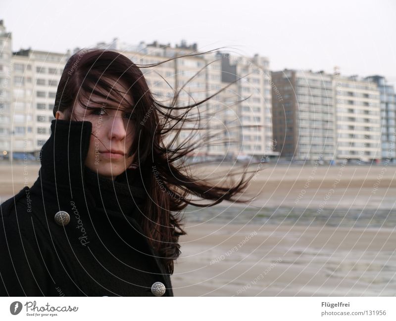 verweht Haare & Frisuren Ferien & Urlaub & Reisen Strand Meer Haus Frau Erwachsene Wasser Wind Hafenstadt Bekleidung Jacke Schal Denken frieren Traurigkeit kalt