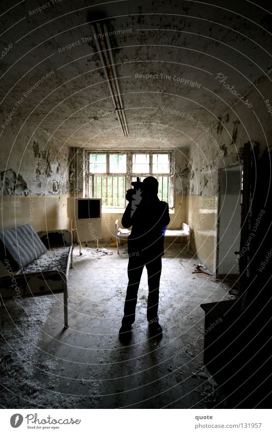 Kameramann Gegenlicht Ruine Silhouette Raum kaputt Zerstörung Bett Schrank Fenster schwarz Müll Mann verfallen Fernsehen Feder Fotokamera Schatten