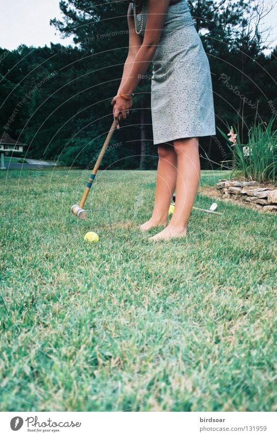 grass stains Croquet Konzentration yard Gras Viertel Tennisball ranch house Abenddämmerung Kleid Filmindustrie Courtney tennis balls front yard dusk Bekleidung