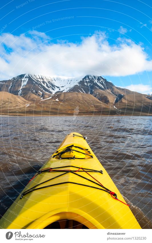 Im arktischen Meer Kayak fahren Lifestyle Freizeit & Hobby Ferien & Urlaub & Reisen Ausflug Abenteuer Freiheit Sommer Schnee Berge u. Gebirge Sport Mensch Natur