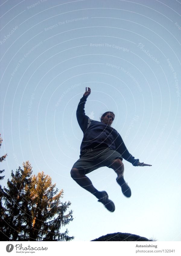 jump springen Luft Spielen Himmel Niveau Mensch Mann Baum Baumkrone Arme Beine hell Bewegung fliegen Luftverkehr