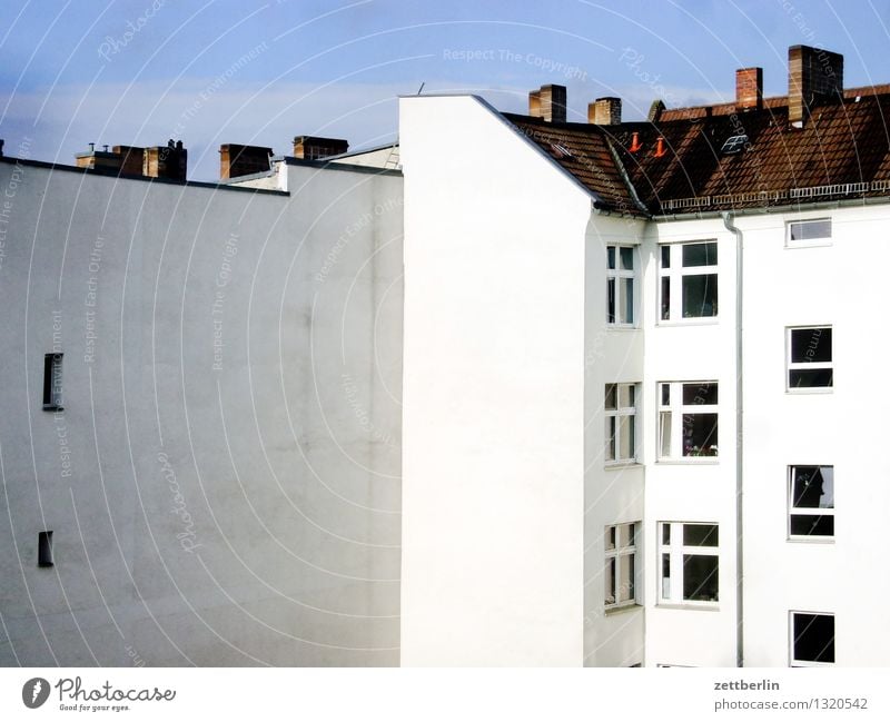 Berlin Haus Mehrfamilienhaus hinten Gasse Hinterhof Innenhof Fassade Fenster Fensterfront Dach Schornstein Himmel Häusliches Leben Wohngebiet Plattenbau Wohnung