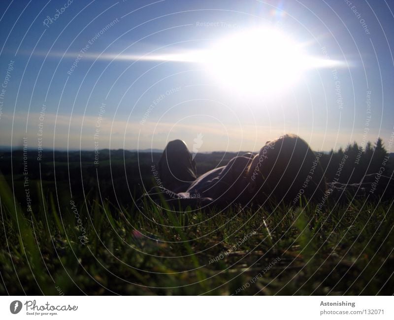 der erste Sommertag II genießen schlafen ruhig Wiese Hügel Mann Horizont Licht Wolken dunkel Gras Halm Landschaft liegen Sonne Himmel Mühlviertel Mensch Beine