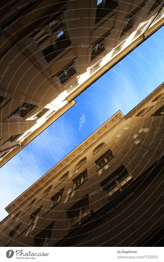 Gassenpanorama IV Haus Himmel Gebäude Fenster Stadthaus diagonal eng Fassade Wand hoch Architektur Detailaufnahme Froschperspektive Weitwinkel Außenaufnahme