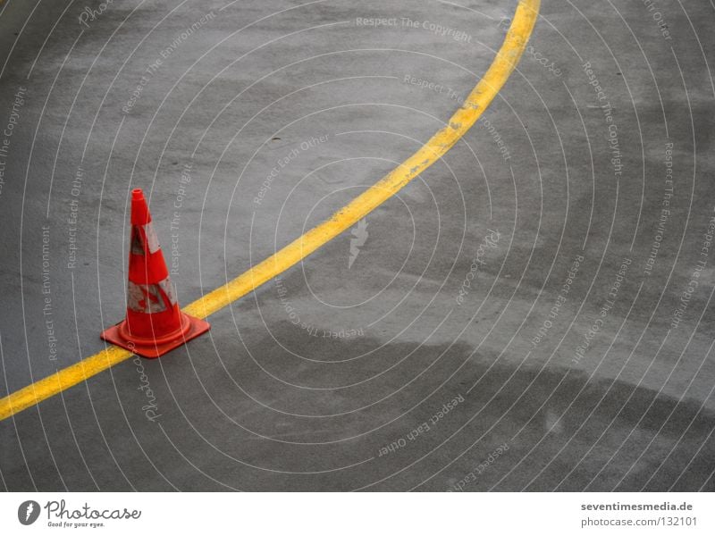 Hütchenspiel Asphalt kalt Teer Hut laut Eyecatcher unruhig Straßenbegrenzung Baustelle Regel Regelung Außenaufnahme Verkehrswege Straßennamenschild Pilone