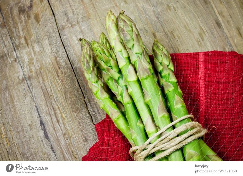 grüner Spargel Spargelspitze deutscher Spargelzeit Holztisch Holzbrett Spargelernte Spargelende Spargelbund stangenspargel Gemüse Vitamin Gesundheit