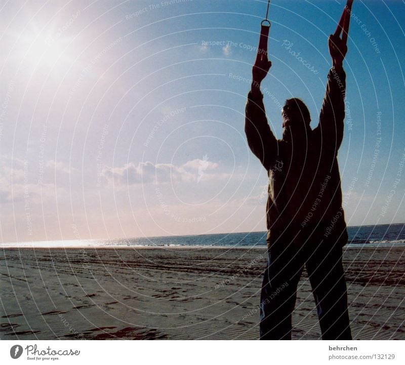 lass ihn fliegen Gegenlicht Freiheit Sonne Strand Meer Insel Wasser Himmel Wolken Wind Sturm Küste Nordsee festhalten Unendlichkeit Langeoog