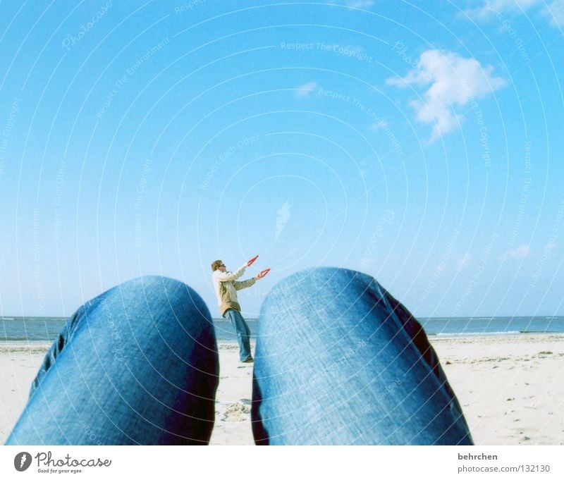 bloß nicht loslassen Farbfoto Außenaufnahme Sonnenlicht Freiheit Strand Meer Insel Beine Wasser Himmel Wolken Wind Sturm Küste Nordsee Jeanshose festhalten