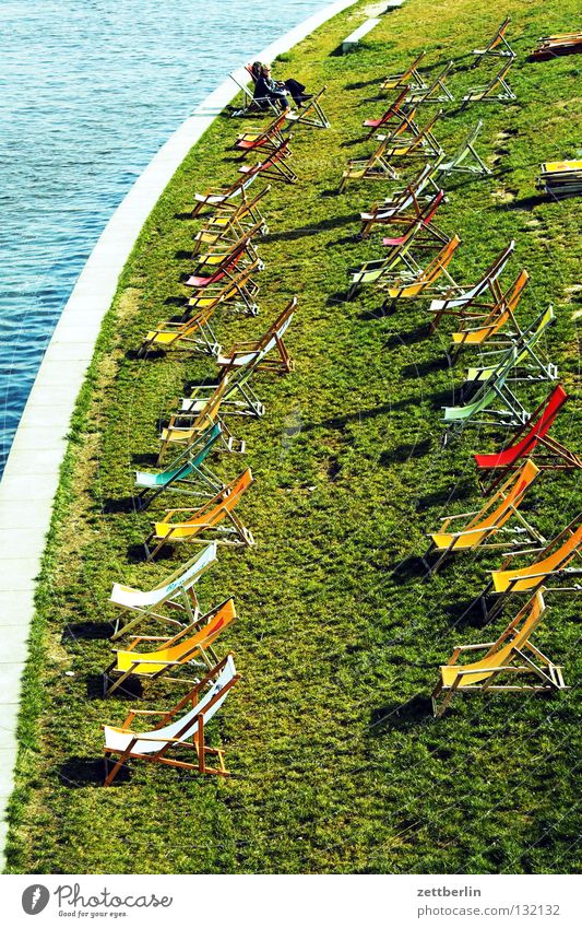 Spreestrand Strand ruhig Liegestuhl leer Wiese Gras Berlin stadtstrand Abwasserkanal Küste Erholung Rasen