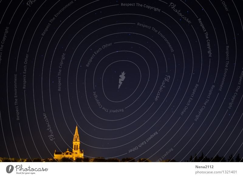 Moonless sky Dorf Kleinstadt Stadtrand Kirche Bauwerk ästhetisch dunkel Unendlichkeit schön Glaube Einsamkeit Kapelle Sternenhimmel sternenklar Nachthimmel