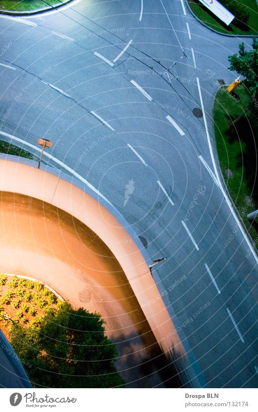 Geradeaus Asphalt Abzweigung erleuchten Parkhaus Dach Nacht links geradeaus grau Streifen Verkehrswege Straße Linie Salzburg Flughafen Street Glow Night Rooftop