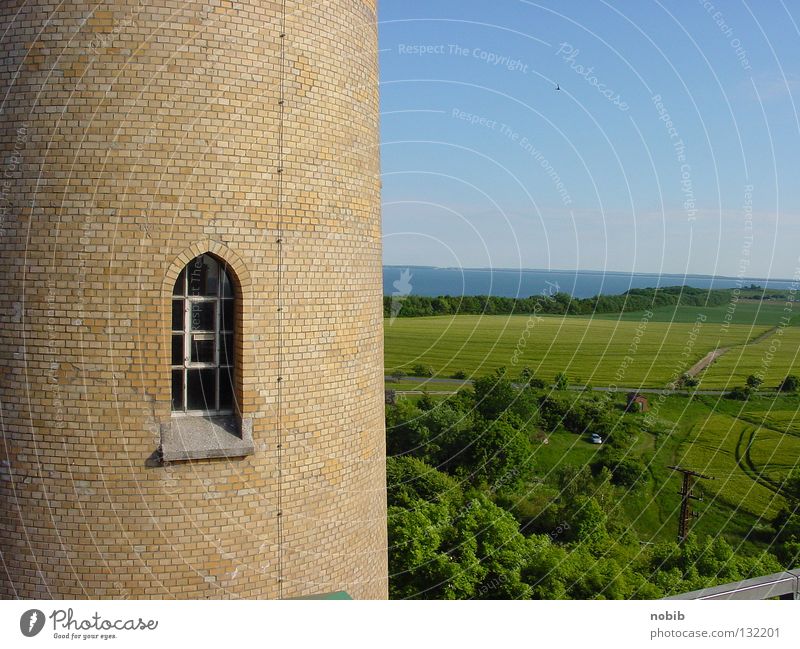 Fernblick Mauer Ferne Aussicht Horizont Fenster Meer historisch Sommer Strand Küste Stein weitblick. hochoben wiesenfeld Landschaft Turm Ostsee Nordsee