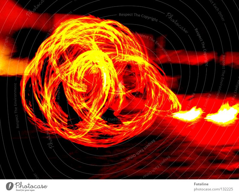 Spiel mit dem Feuer Teneriffa Nacht Jongleur dunkel fantastisch Feuerball Brand Strand Küste Lagune Künstler Flamme Funken flammenwerfer brennen heiß Wärme