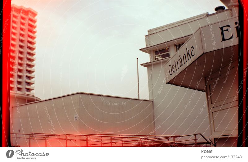 getränke ei Haus Gebäude Stapel Kiste hintereinander weiß Monochrom Blick graue Wolken Winter Herbst analog Lichteinfall rot Fehler Geometrie Stadt modern