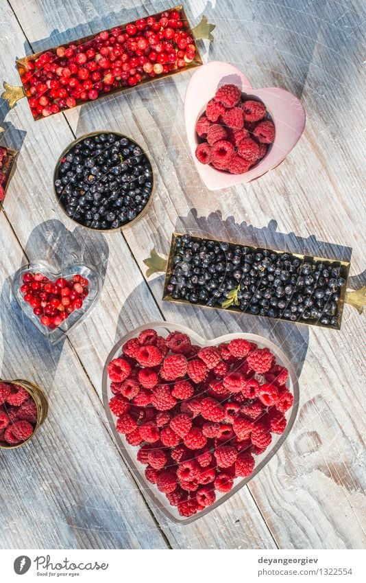 Rote und schwarze Himbeere und Blaubeere Frucht Dessert Vegetarische Ernährung Natur frisch natürlich saftig blau rot weiß Farbe Beeren Himbeeren Blaubeeren