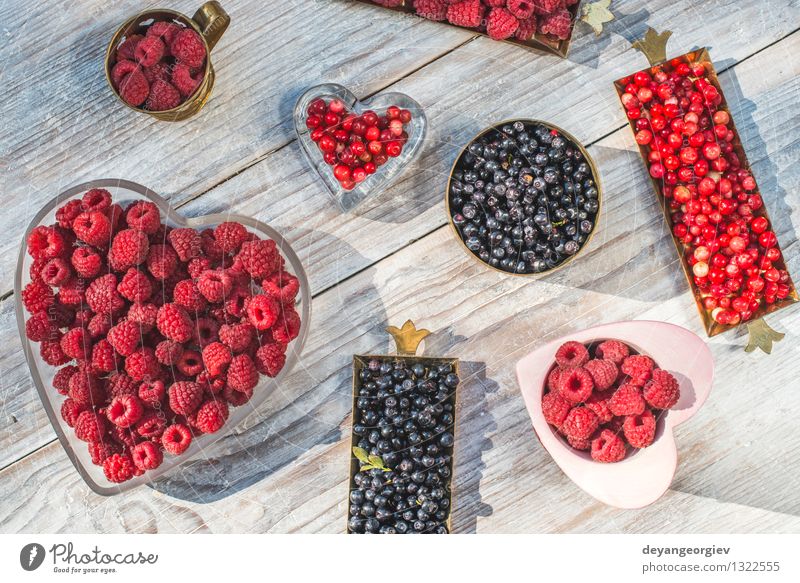 Rote und schwarze Himbeere und Blaubeere Frucht Dessert Vegetarische Ernährung Natur frisch natürlich saftig blau rot weiß Farbe Beeren Himbeeren Blaubeeren