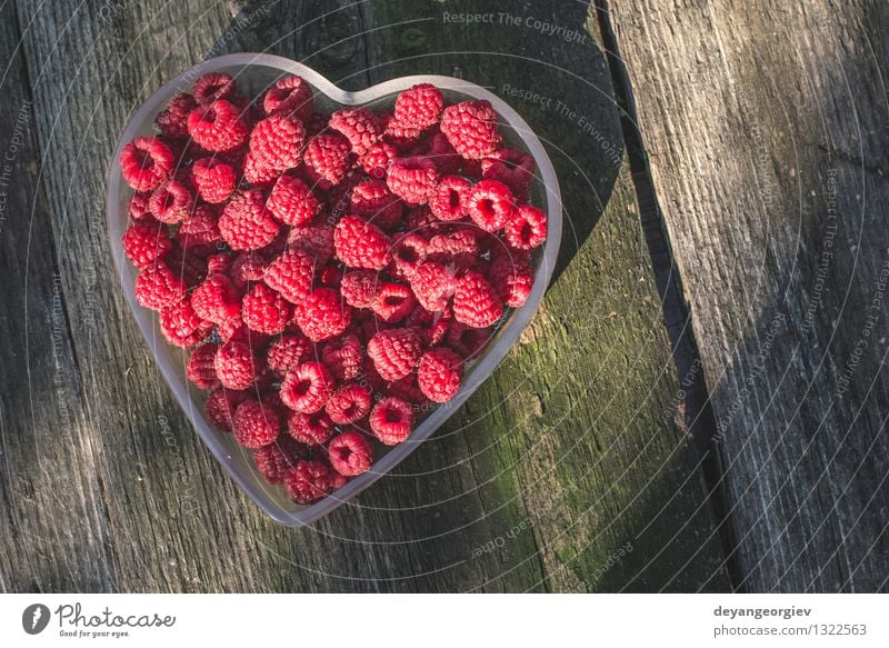 Himbeeren in einer Schüssel auf Holz Frucht Dessert Diät Schalen & Schüsseln schön Sommer Feste & Feiern Valentinstag Natur Papier Herz Liebe frisch natürlich