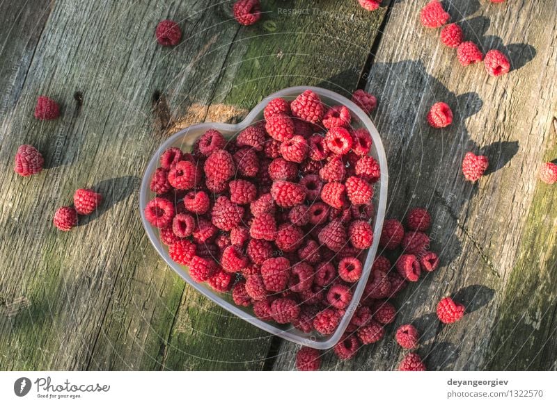 Himbeeren in einer Schüssel auf Holz Frucht Dessert Diät Schalen & Schüsseln schön Sommer Valentinstag Natur Papier Herz Liebe frisch natürlich saftig grün rot