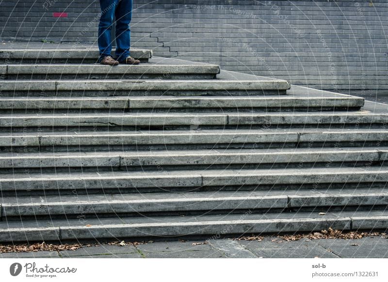 lstndfnd Bildung Arbeit & Erwerbstätigkeit Arbeitsplatz Junger Mann Jugendliche Beine 1 Mensch Mauer Wand Treppe Jeanshose Schuhe stehen warten oben Stadt grau