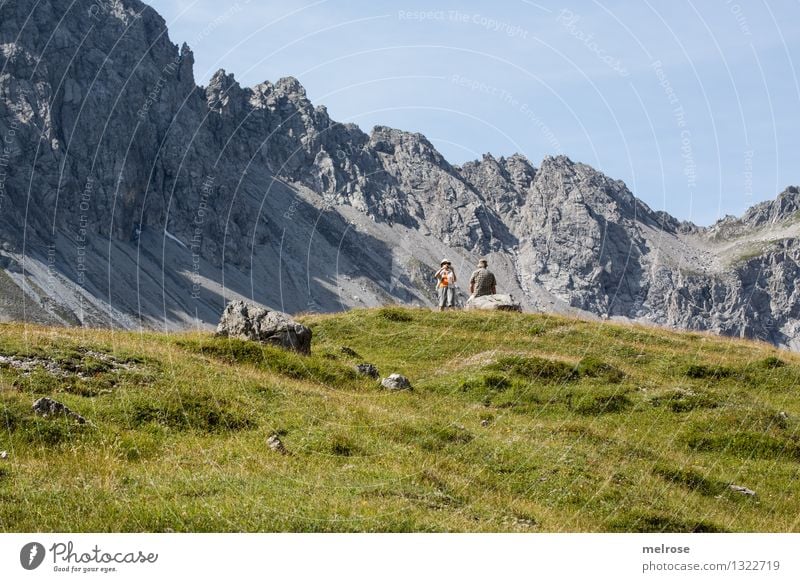 Touris on Tour Tourismus Berge u. Gebirge wandern maskulin feminin Senior Leben 2 Mensch 60 und älter Natur Landschaft Erde Himmel Wolken Sommer Schönes Wetter